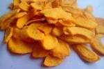 Wholesale vacuum fried fruits chip healthy snack crispy yellow peach slices