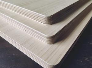 China Smooth Cut And Saw Finish Solid Wood Veneer Multi Layer Plywood Customized factory
