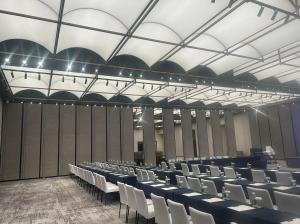China Easy To Install Disassemble Mobile Folding Wall System Customizable For Conference Rooms factory