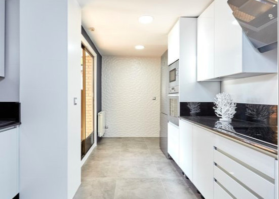 Laminate Modern Modular Kitchen Cabinets High Gloss Finish And Quartz Top