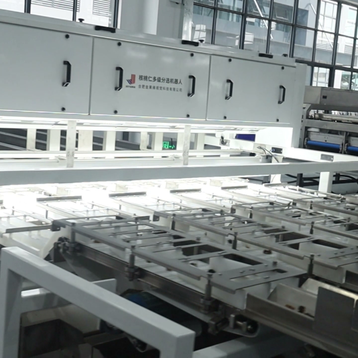Intelligent walnut kernel sorting machine with centroid algorithm and high