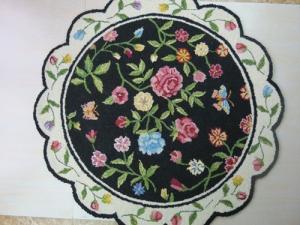 China Jute Cloth An-ti Slip Backing Handtufted Wool Flower Carpet &amp; Rug Circle Rug factory
