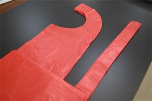 China Colored Polythene Disposable Kitchen Aprons Water Resistant CE Certificated factory