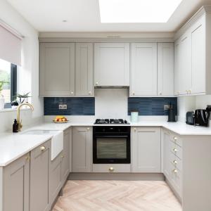 Wooden Modular Shaker Style Kitchen Cabinet Custom Moisture Proof