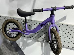 China No Brake 2 Wheel Style Childrens Balance Bikes Magnesium Alloy Frame factory