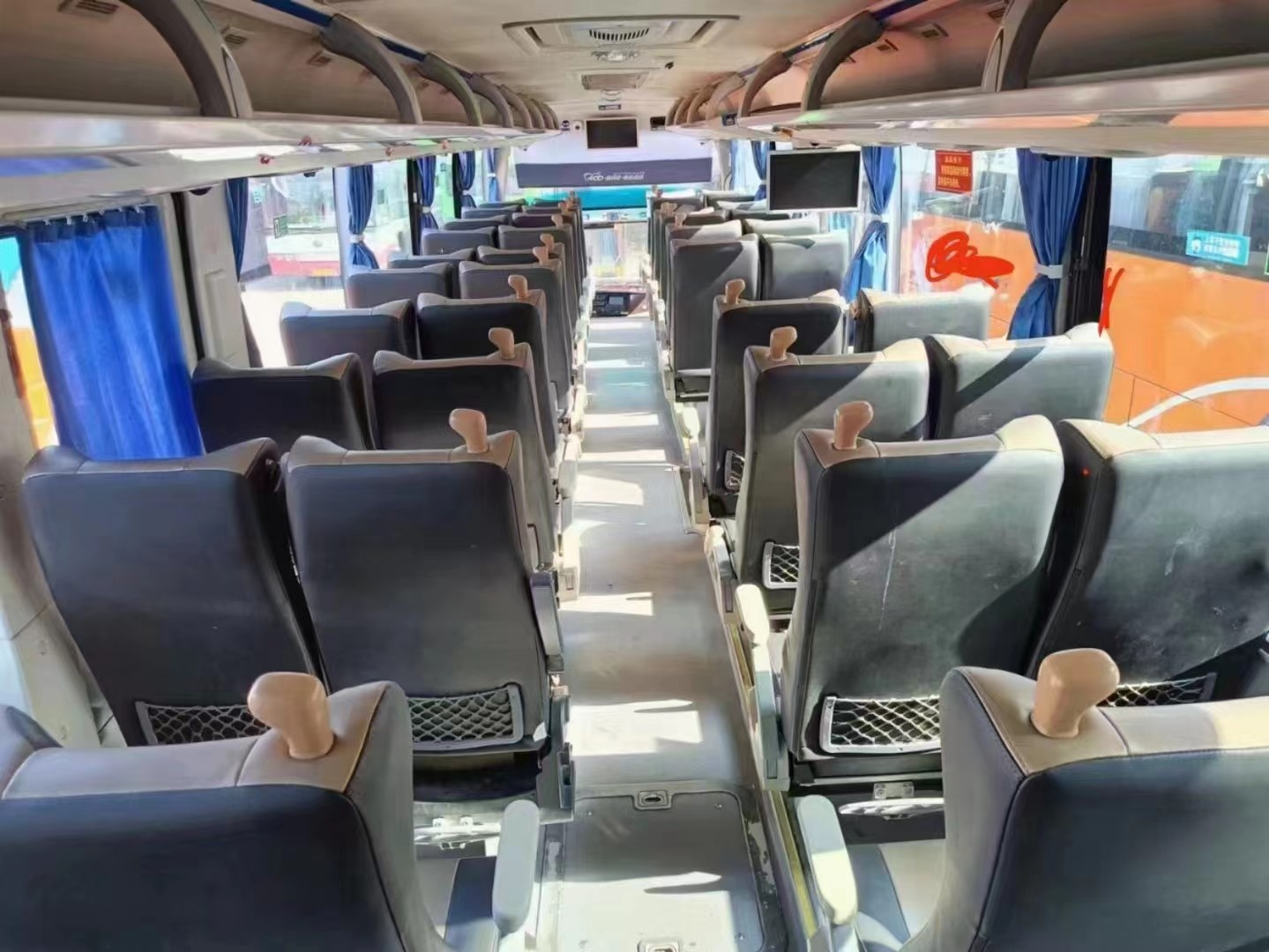 Youtong Bus Luxury Coach 48 Seats Champagne Yutong ZK6122H VIP Bus Passenger With A/C