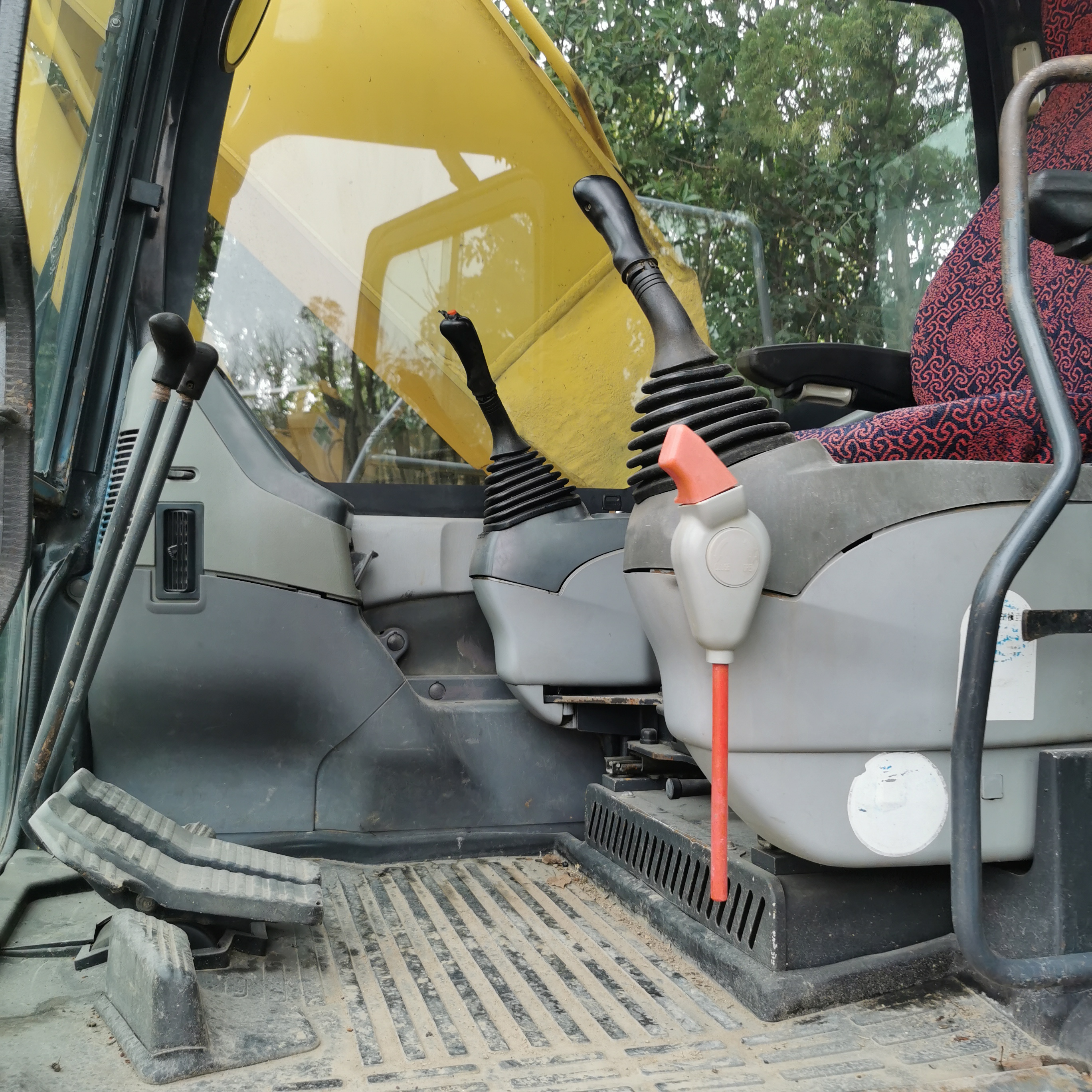 Good Condition Used Japanese Kumatsu PC200 PC220 PC240 Crawler Excavator in Shanghai