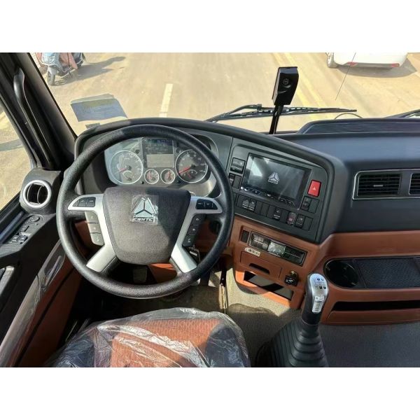 2025 XCMG 12T Truck Mounted Crane with HOWO Chassis