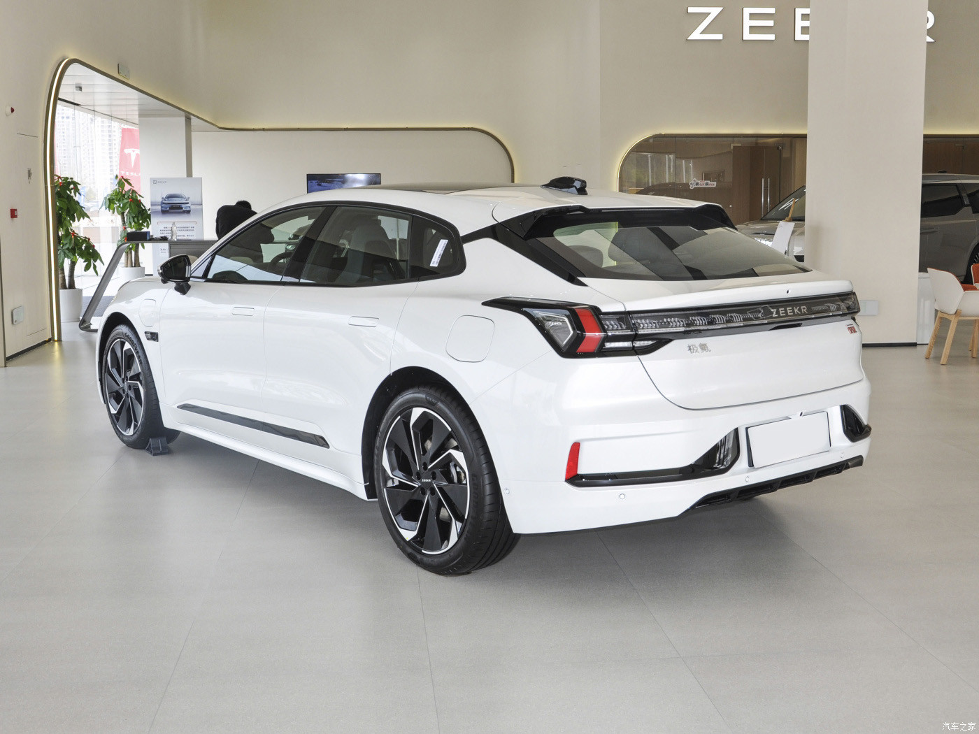 Front Wheel Plug In Hybrid Electric Vehicles OEM Modern Exterior Design Automatic