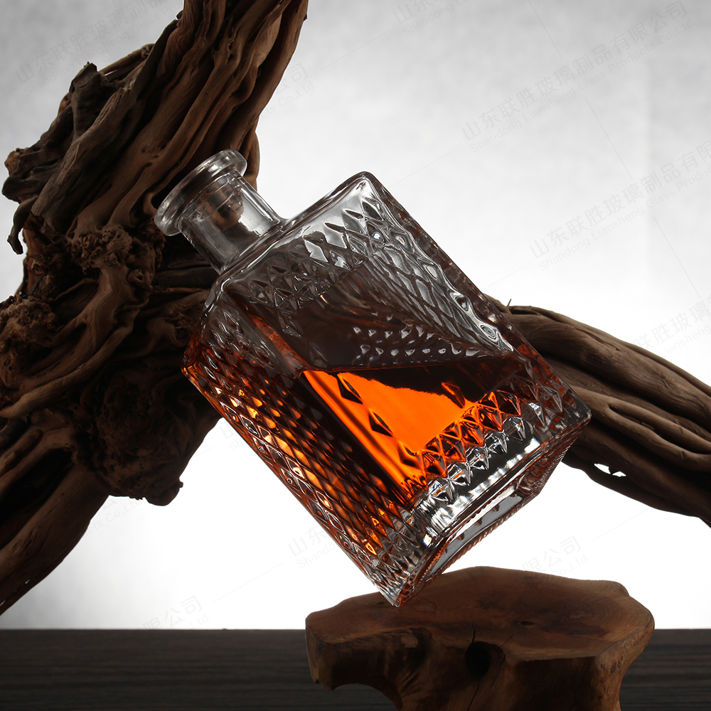 Customied Square Carved Glass Reed Diffuser Bottles with Whiskey Vodka Wine Bottle Color