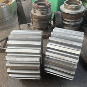 China Custom Spur Gears with Rectangular Spline 220-260 HB Hardness on sale