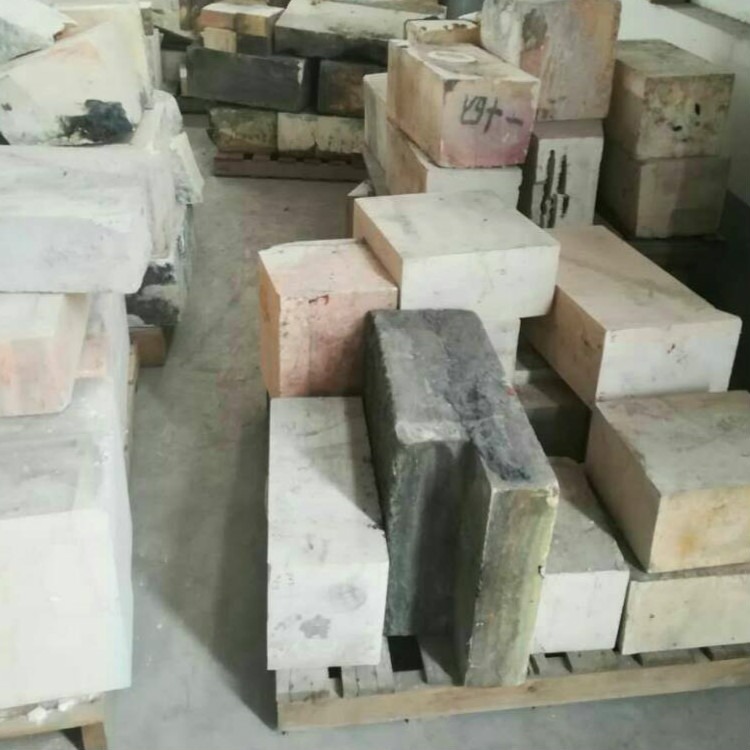 Inventory 40 Tons AZS Brick Scrap with 0.8-1.2% MgO Content and Little CaO Content