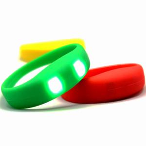 China Light Up Motion Activated Waterproof Rfid Bracelet 70*20*12mm For Concerts factory