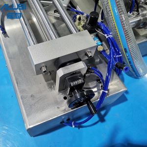 Stainless Steel Pneumatic Liquid Filling Machine Horizontal Automatic Bottle