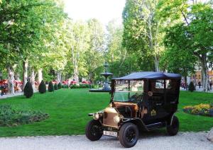 China Ford T Model Replica Vintage Golf Cart With Aluminium Alloy Wheel Vacuum Tyre factory
