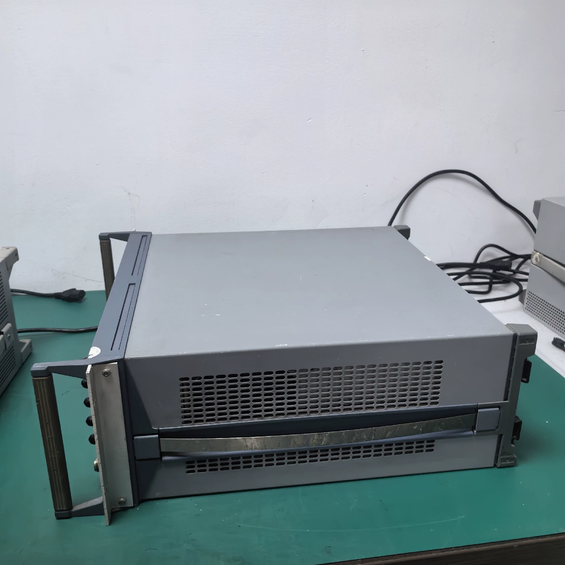 R&S SMIQ06B 6.4 GHz Vector Signal Generator Rohde Schwarz