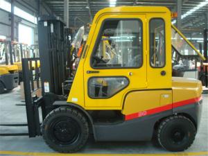 China Free Lifting 3T Diesel Forklift With Cab Two Stage Three Stage Mast Yellow factory