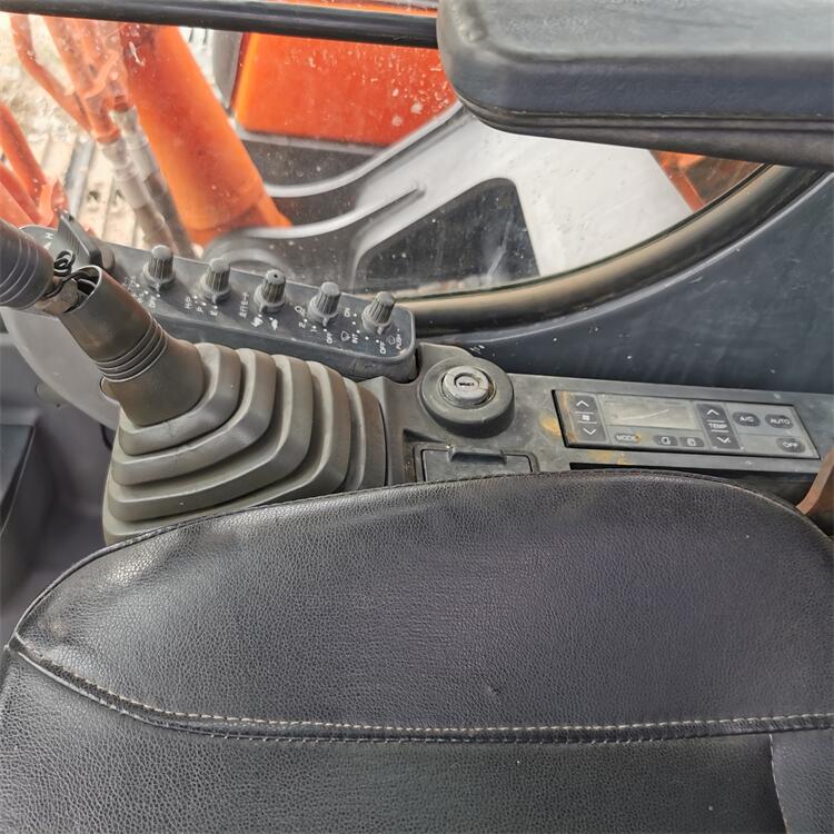 Used Hitachi ZX240 Excavator in Shanghai Made in Japan with Original Hydraulic Valve
