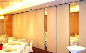 China Aluminium Alloy Melamine Surface Folding Partition Walls , Interior Hotel Soundproof Room Dividers factory