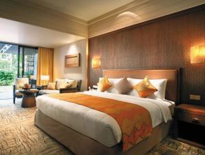 China High Grade Hotel Bedroom Furniture Sets With Modern Platform Bed Writing Desk factory