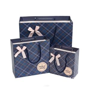 China Lattice Style Cardboard Gift Packaging Box With Ribbon Bowknot factory