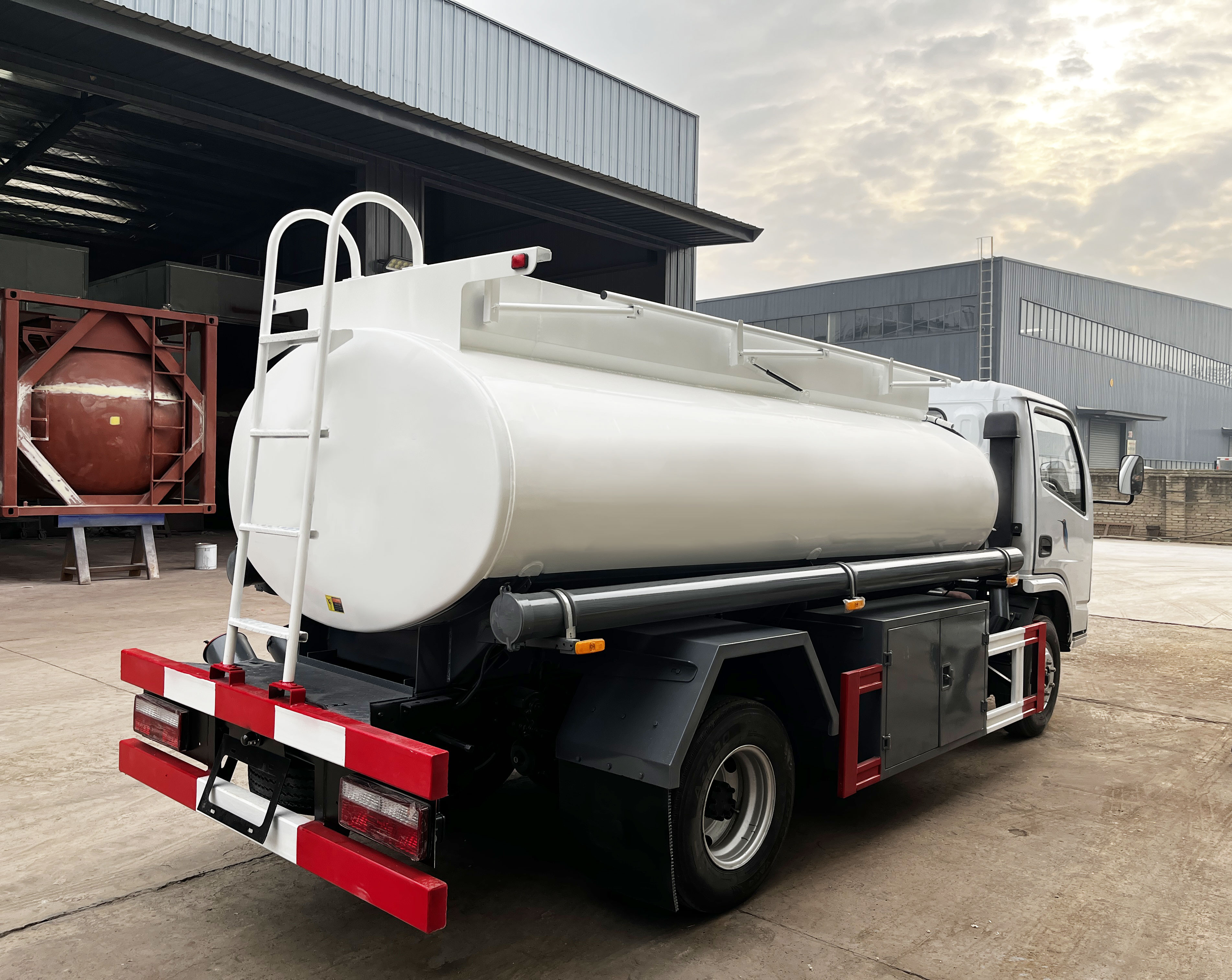 4X2 Fuel Oil Tanker Truck Capacity 100 - 200L Max Torque 500Nm - 1000Nm