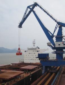 China Marine Floating Boat Dock Crane With Kinds Of Bucket factory