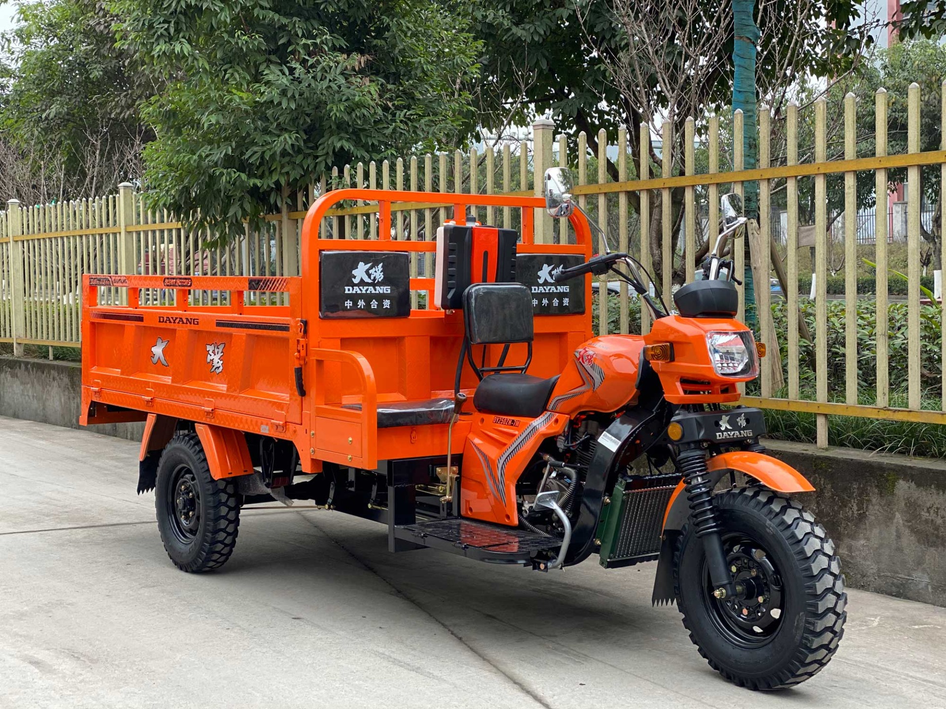 2016 DAYANG 200cc/250cc/300cc Three Wheel Motorized Cargo Tricycle with 5.00-12 Tires