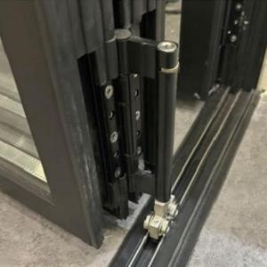 China Fluorocarbon Spraying Aluminium Sliding Folding Doors With Thermal Breaking factory