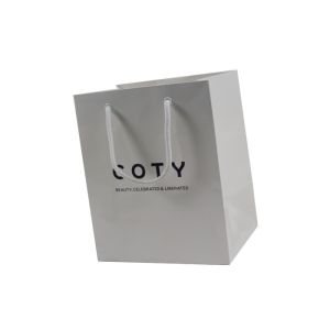 Customized Paper 98gsm Gift Bag With Handles ISO FSC Certification