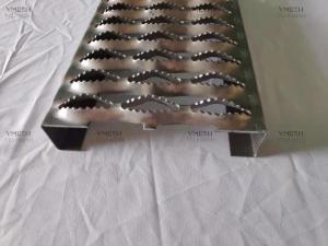 China 300mm Aluminum Serrated Metal Grating Grip Strut Walkway non rusting factory
