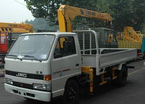 China Telescopic Boom Truck Crane 2.1T For Safety Transport Materials factory