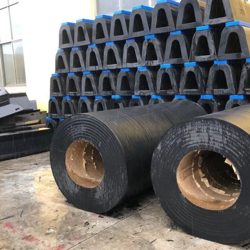 750×1800mm Cylindrical Marine Fenders Smooth Surface Long Term Use Shock Resistant