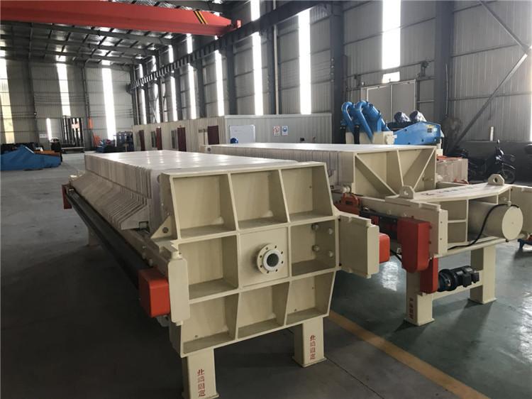 PLC Control Chamber Filter Press Closely Arranged Plates For Granite Cutting Slurry