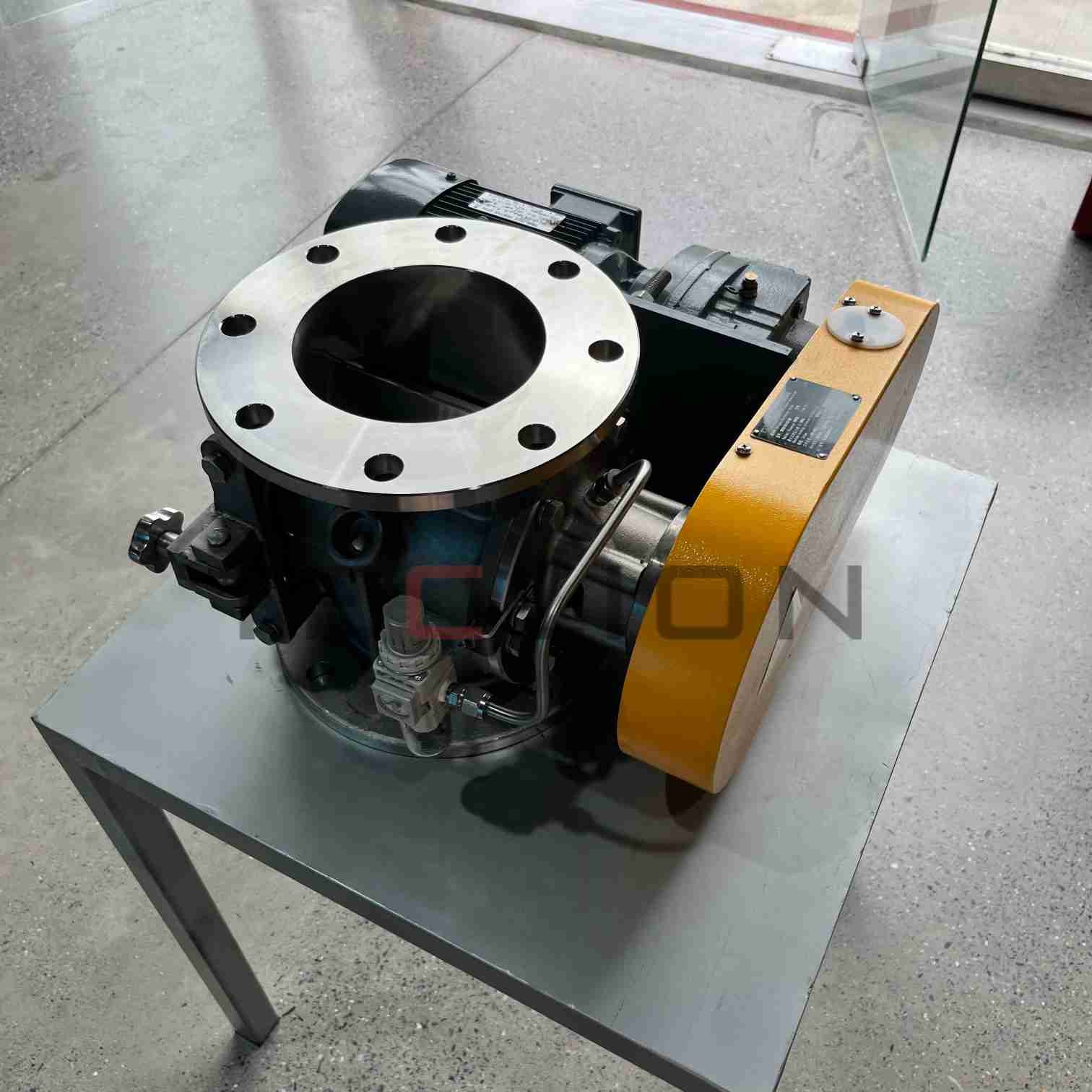 Exposed bearing stainless steel inlet rotary airlock feeding valve