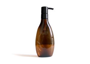 China Reusable Amber Plastic Cosmetic Bottles With Black PP Plastic Pump 24/410 factory