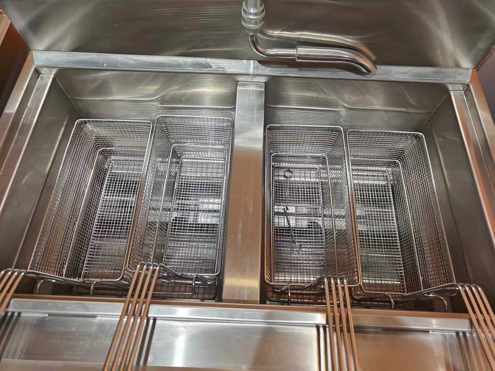 220V Digital Computer Panel Two Pots Four Baskets Open Deep Fryer With Filtration