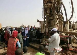 China TRUCK MOUNTED WATER WELL DRILLING RIG TOP HEAD DRIVE USE MUD AND DTH HAMMER factory