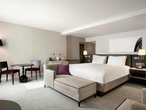 China Wilayah Persekutuan Labuan travl hotel high end furniture for guestroom leather headboard with wood bed and Coffee table factory