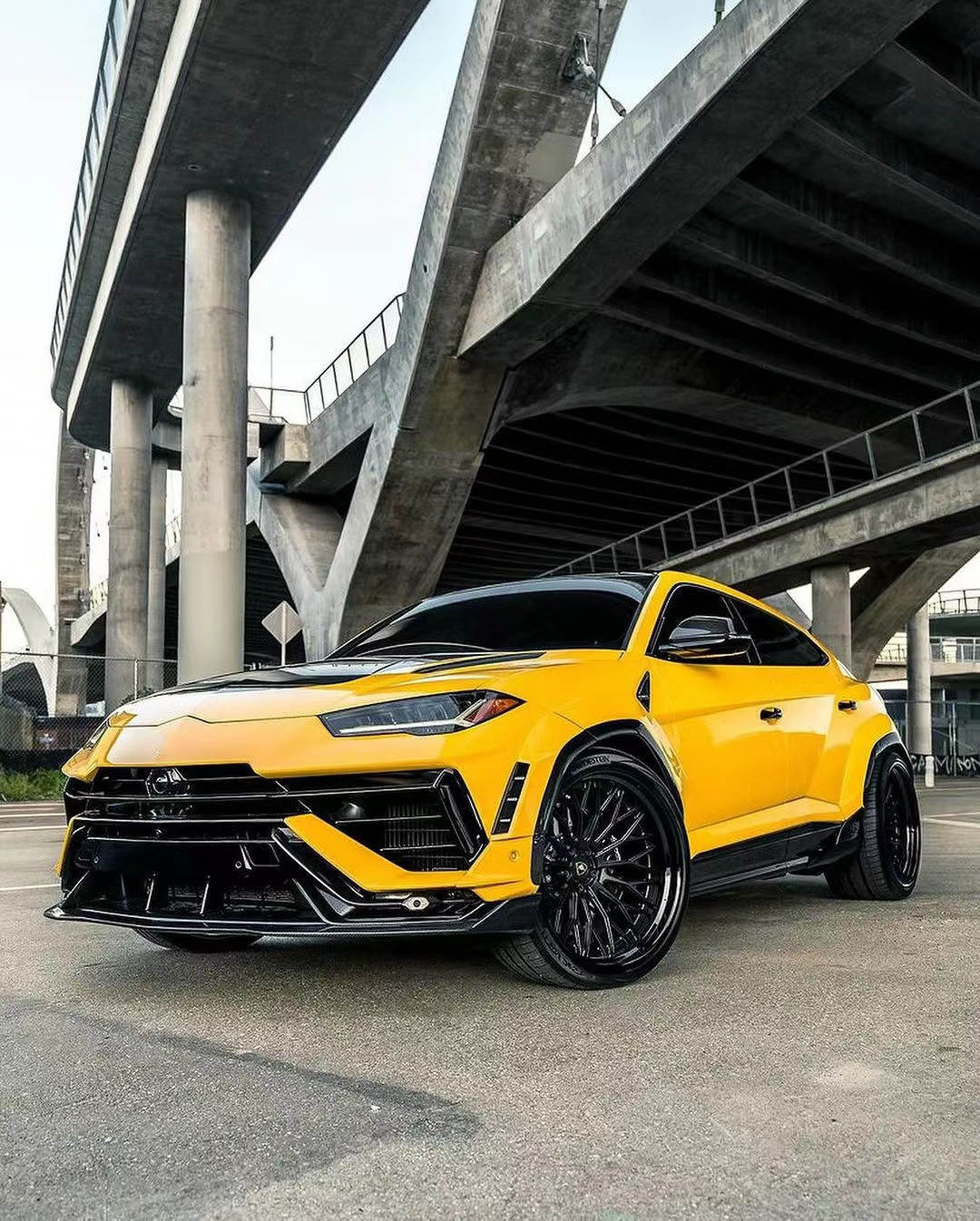 Black Lamborghini Body URUS Upgraded 1016 Hood Spoiler Wide Body Kit