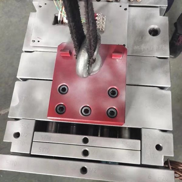 China DME Standard S50C LKM 718H Custom Injection Mold Maker factory