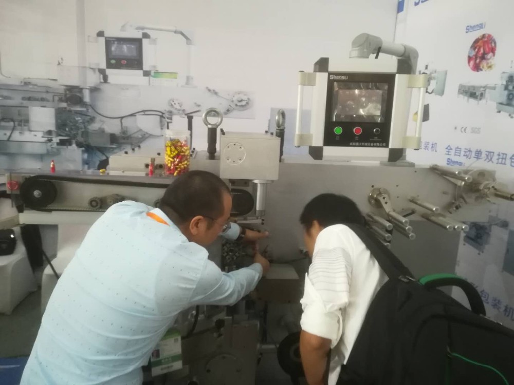 Food Hot Chocolate Bombs Foil Wrapping Machine with Photoelectric Eye Tracking System
