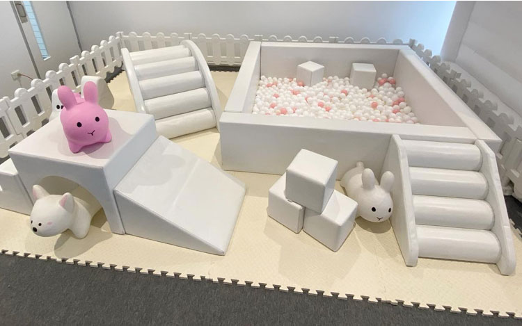 Allowable Passenger 5-10 Kids White Playground Equipment Inflatable Soft Play Ball Pool Pit with Slide