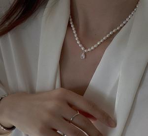 China 42cm Natural Freshwater Pearl Necklace 14.6g Chain With S925 Silver Pendant factory