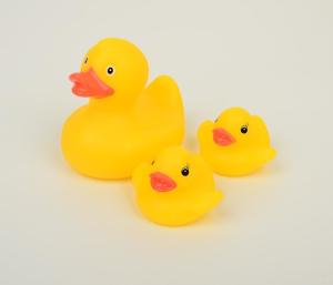 China Cute Floating Bath Mini Rubber Ducks Family With Two Baby Duckies Water Resistant factory