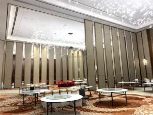 China Space Saving Aluminum Track System Roller Folding Room Dividers for Office or Restaurant factory