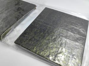 China Organic Edible Rroasted Yaki Nigiri Sushi Nori Sheets Grade B Korean Algae Seaweed 10 Sheets factory