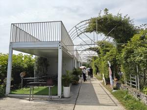 China Unique Park Shopping Container House Move Easily And Build Quickly factory