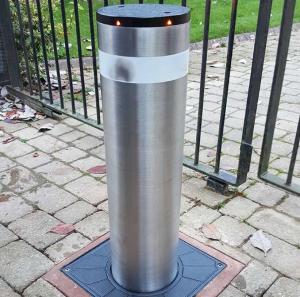 China Mirror Polished Contemporary 304L Metal Bollard Barrier factory