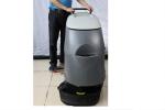 Extremely Flexible Battery Powered Floor Scrubber In Narrow Space 24V
